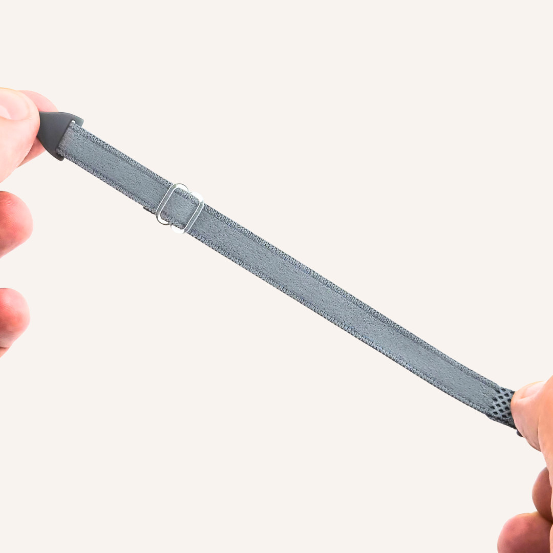 Il cordino elastico tirato tra le dita